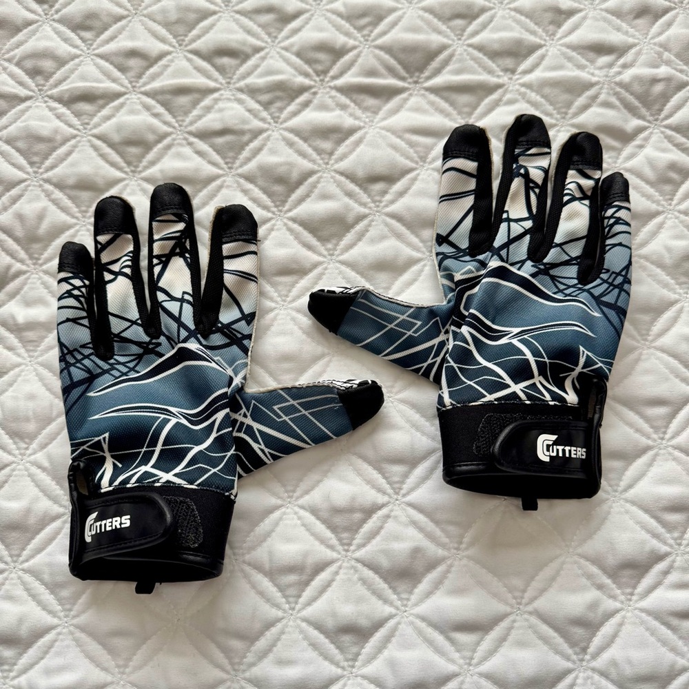 Cutters Kids Game Day Receiver Football Gloves Black White Silicone S150 Size YL